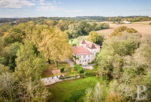 aquitaine - Au sud des Landes, à 45 min de l'océan, dans un village de la Chalosse, un authentique manoir du 18e s. sur un terrain de 4 ha