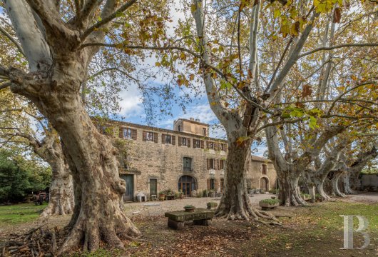 provence-cote-dazur - In Saint-Rémy-de-Provence, a former madder workshop and 520-m² country house awaiting complete renovation, with a swimming pool, in grounds of almost 1 hectare