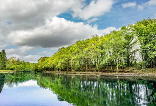 A residence full of character, with outbuildings, in the Morbihan area, with a vast estate dedicated to hospitality