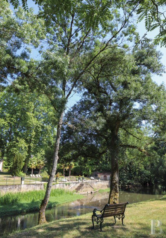 A manor house surrounded parkland and crossed by the River Sauldre in Romorantin, in the Sologne region - photo  n°2