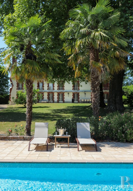 A manor house surrounded parkland and crossed by the River Sauldre in Romorantin, in the Sologne region - photo  n°3