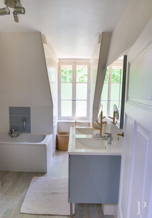 A manor house surrounded parkland and crossed by the River Sauldre in Romorantin, in the Sologne region - photo  n°20