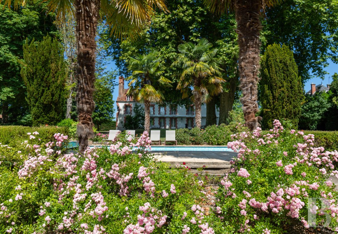 A manor house surrounded parkland and crossed by the River Sauldre in Romorantin, in the Sologne region - photo  n°5