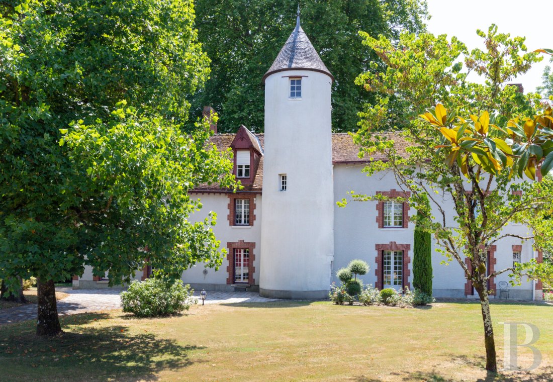 A manor house surrounded parkland and crossed by the River Sauldre in Romorantin, in the Sologne region - photo  n°38