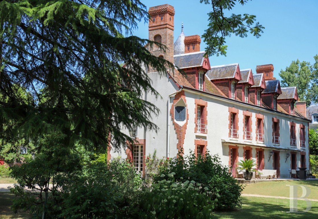 A manor house surrounded parkland and crossed by the River Sauldre in Romorantin, in the Sologne region - photo  n°4