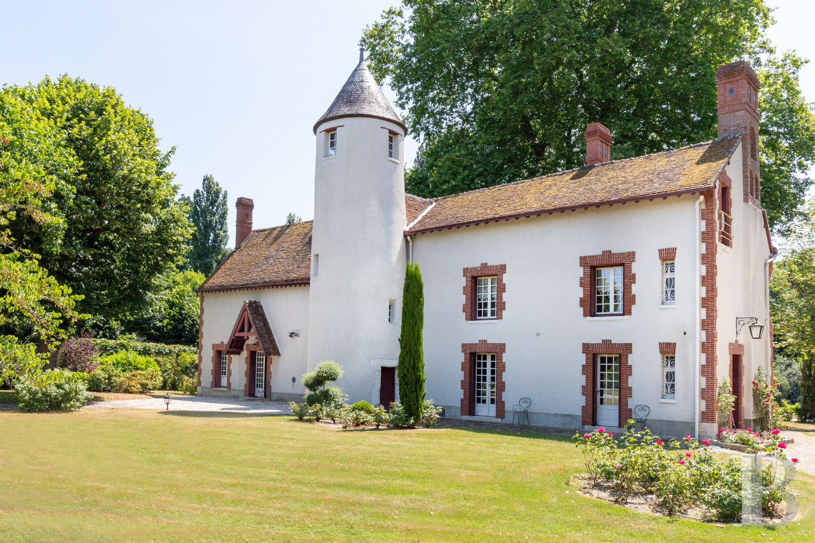 A manor house surrounded parkland and crossed by the River Sauldre in Romorantin, in the Sologne region - photo  n°6