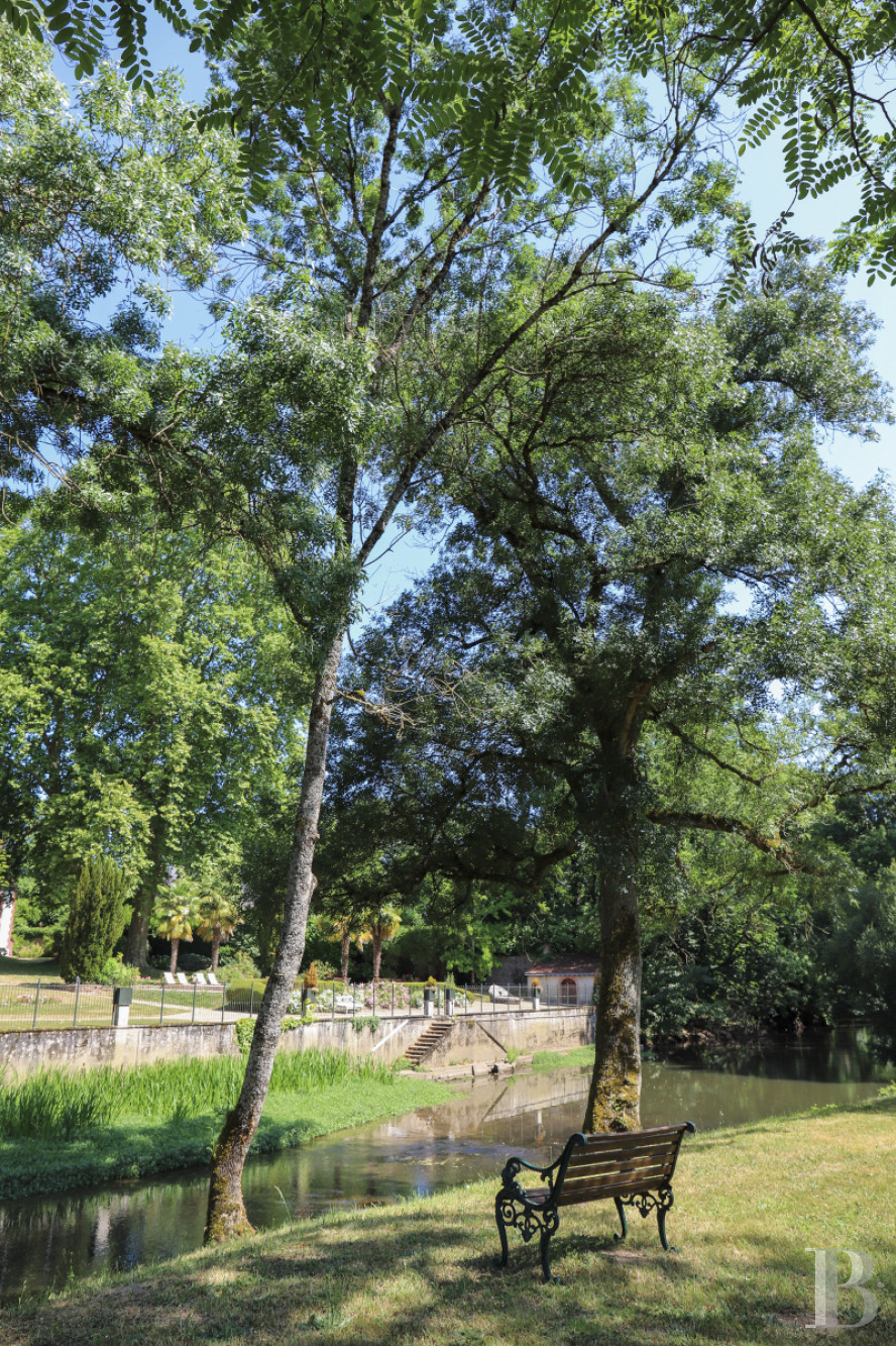 A manor house surrounded parkland and crossed by the River Sauldre in Romorantin, in the Sologne region - photo  n°2