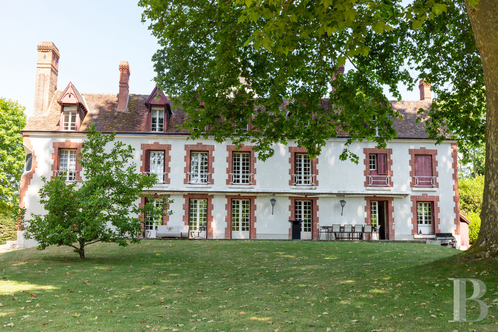 A manor house surrounded parkland and crossed by the River Sauldre in Romorantin, in the Sologne region - photo  n°1