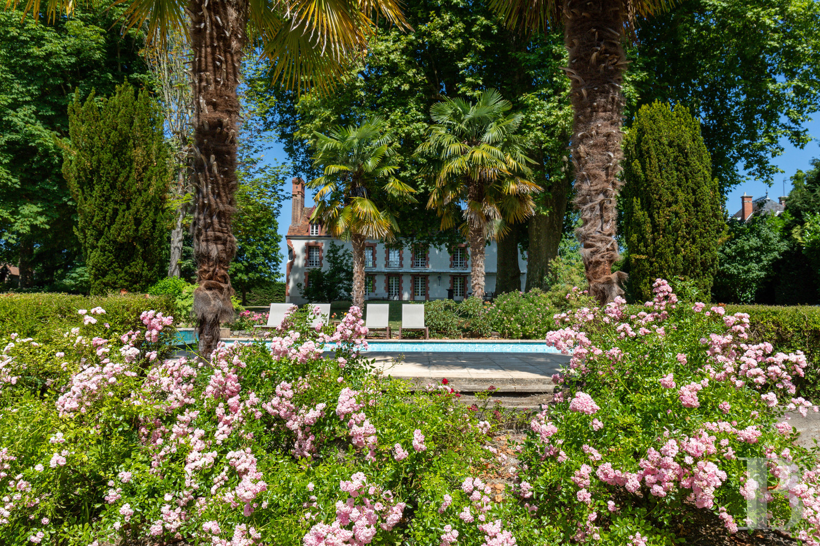A manor house surrounded parkland and crossed by the River Sauldre in Romorantin, in the Sologne region - photo  n°5