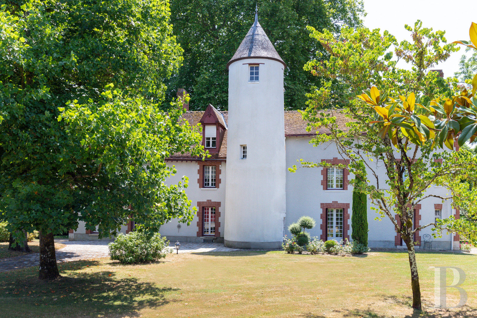 A manor house surrounded parkland and crossed by the River Sauldre in Romorantin, in the Sologne region - photo  n°38
