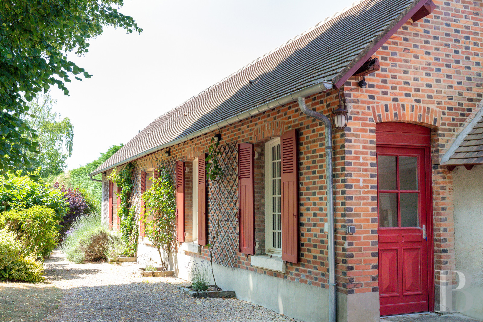 A manor house surrounded parkland and crossed by the River Sauldre in Romorantin, in the Sologne region - photo  n°28