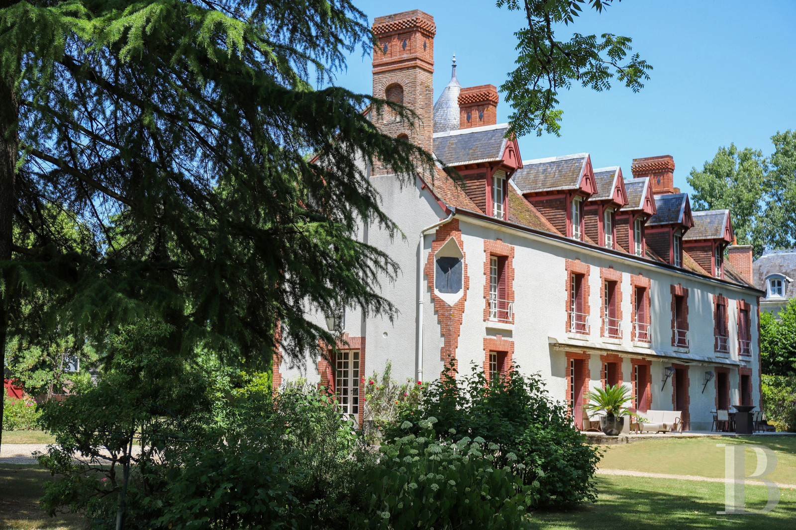 A manor house surrounded parkland and crossed by the River Sauldre in Romorantin, in the Sologne region - photo  n°4
