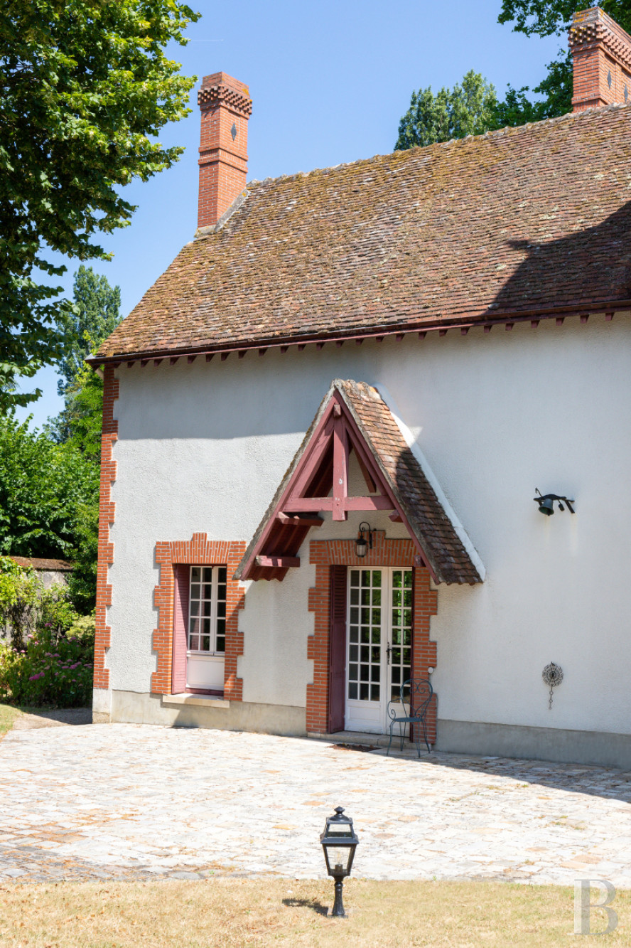 A manor house surrounded parkland and crossed by the River Sauldre in Romorantin, in the Sologne region - photo  n°8
