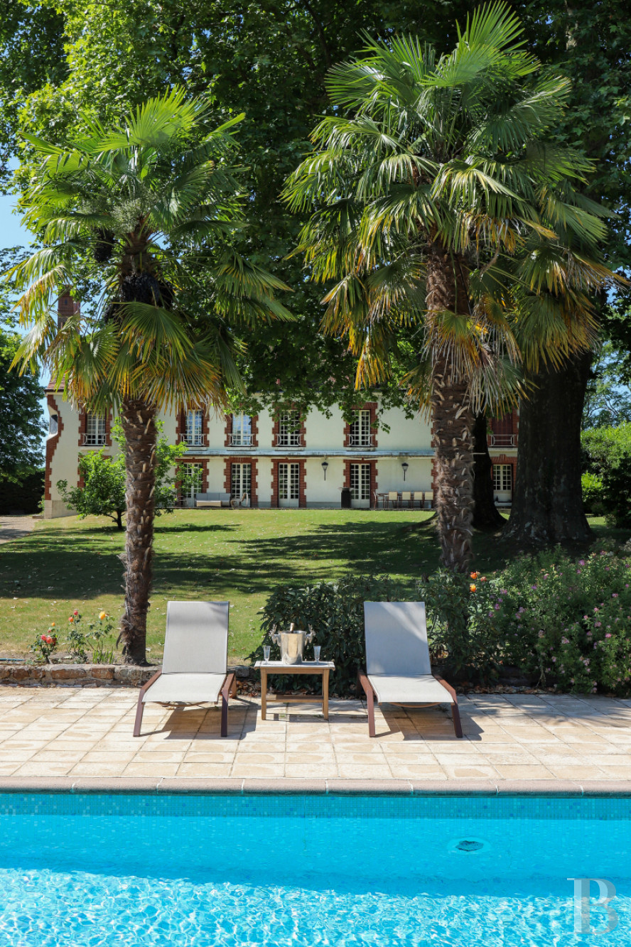 A manor house surrounded parkland and crossed by the River Sauldre in Romorantin, in the Sologne region - photo  n°3