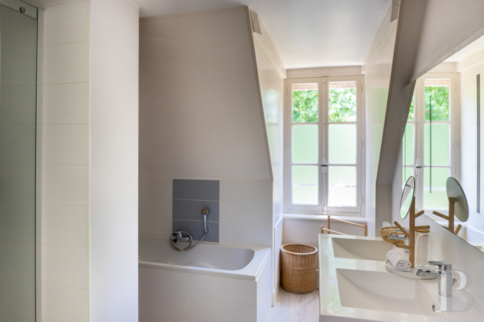 A manor house surrounded parkland and crossed by the River Sauldre in Romorantin, in the Sologne region - photo  n°25