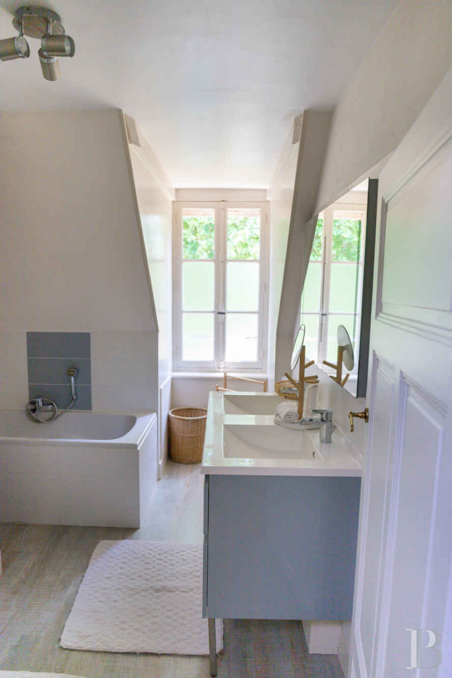 A manor house surrounded parkland and crossed by the River Sauldre in Romorantin, in the Sologne region - photo  n°20