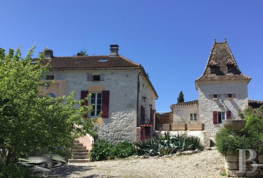 aquitaine - A renovated limestone dwelling from the 19th century, its guesthouse and barn  on 4.5-hectare grounds, perched up on a hill near Tournon-d’Agenais