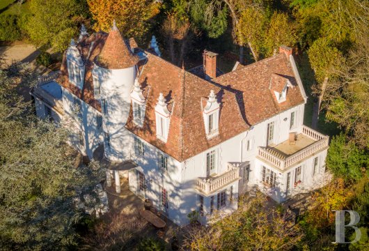 midi-pyrenees - An urban chateau dating back to 1930 with an outhouse, a swimming pool and tree-dotted grounds, nestled by the town of Cahors in south-west France, in the country's Lot department