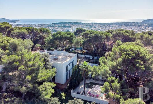 paca - À La Seyne-sur-Mer, une grande maison d'architecte en position dominante, avec toit-terrasse et piscine, sur 2 400 m² de terrain arboré