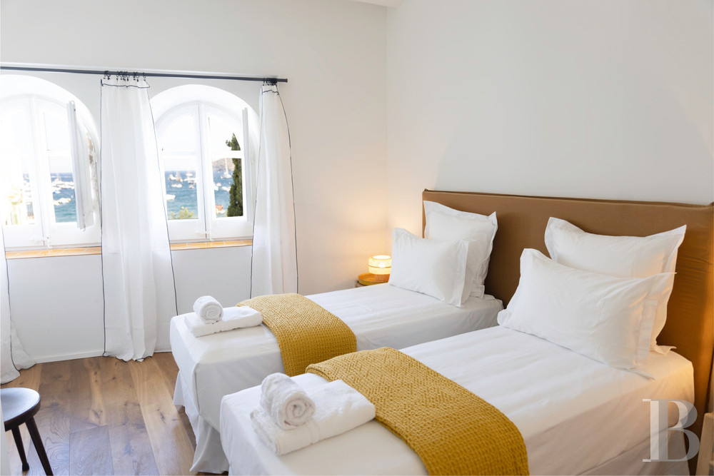 À Cadaqués, en Catalogne, une vaste maison des années 1920 dans le centre du village - photo  n°16