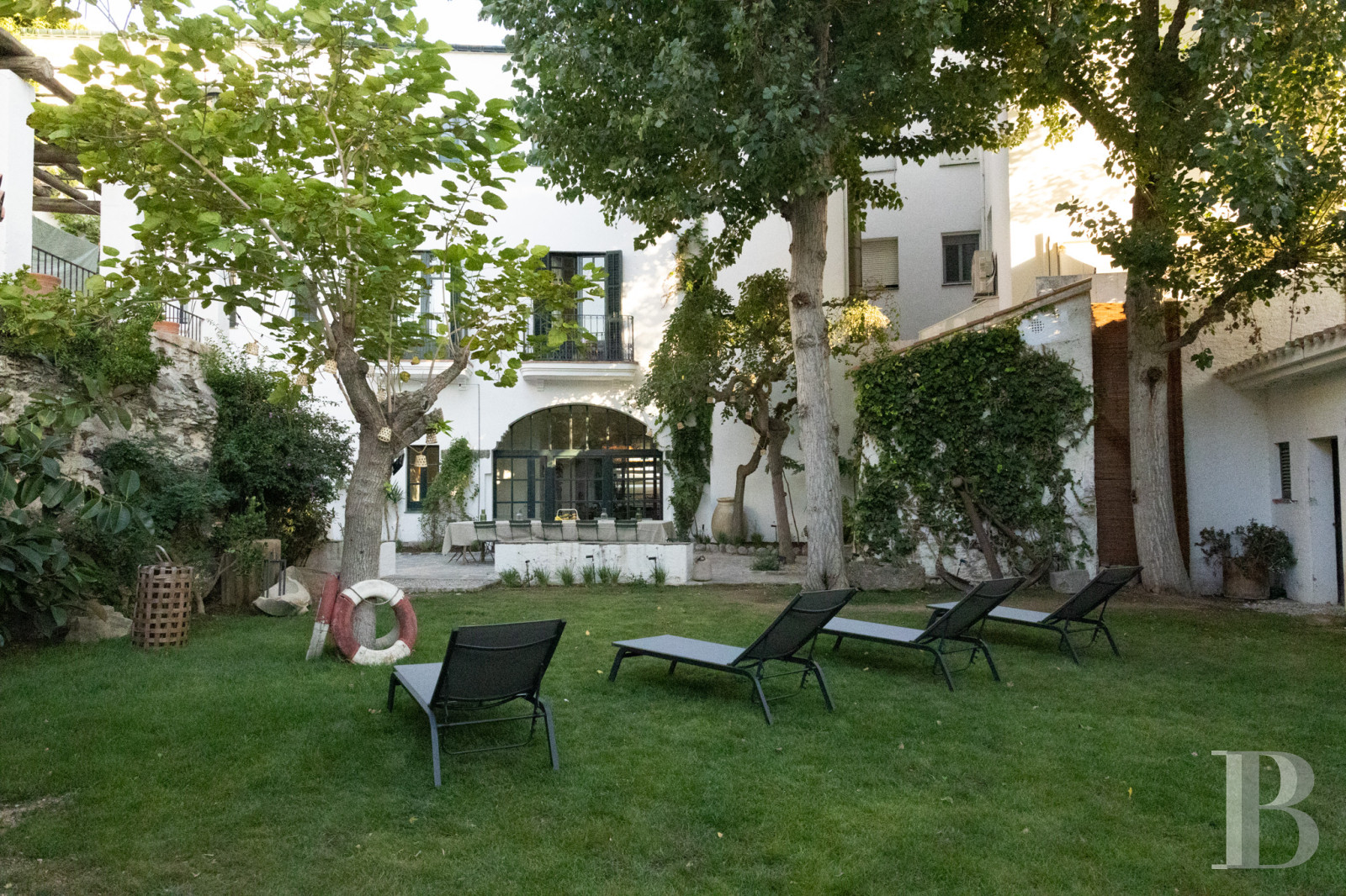 À Cadaqués, en Catalogne, une vaste maison des années 1920 dans le centre du village - photo  n°1