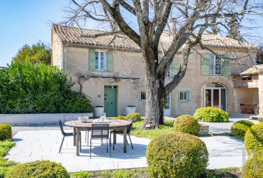 paca - Dans le Vaucluse, à une demi-heure de Vaison-la-Romaine, un ancien mas et son jardin de plus de 8 000 m²