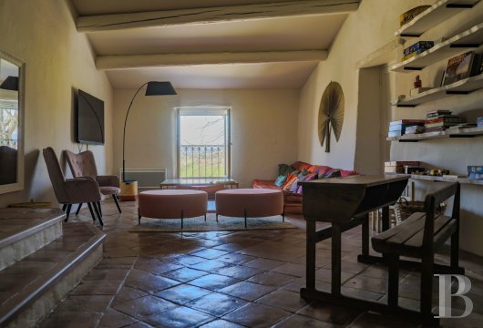 character properties France languedoc roussillon   - 8