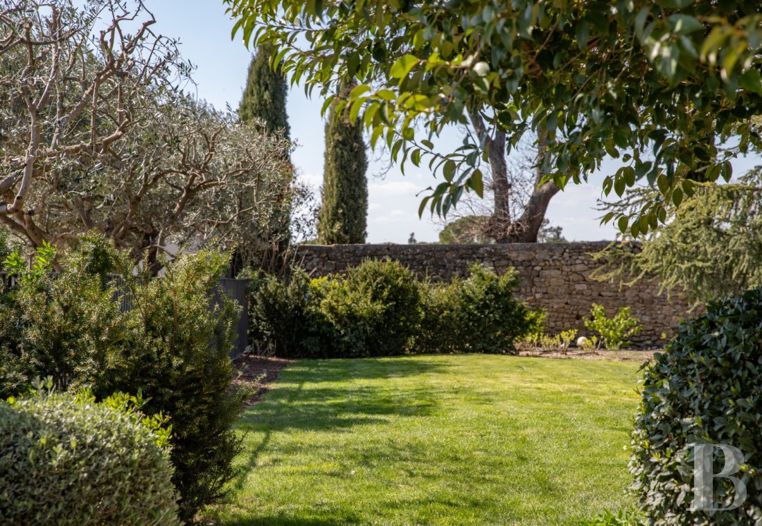 character properties France languedoc roussillon   - 11