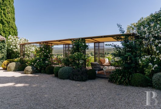 A former 18th-century silkworm farm overlooking the Luberon as far as Mount Ventoux, in Ménerbes, in the Vaucluse department - photo  n°3