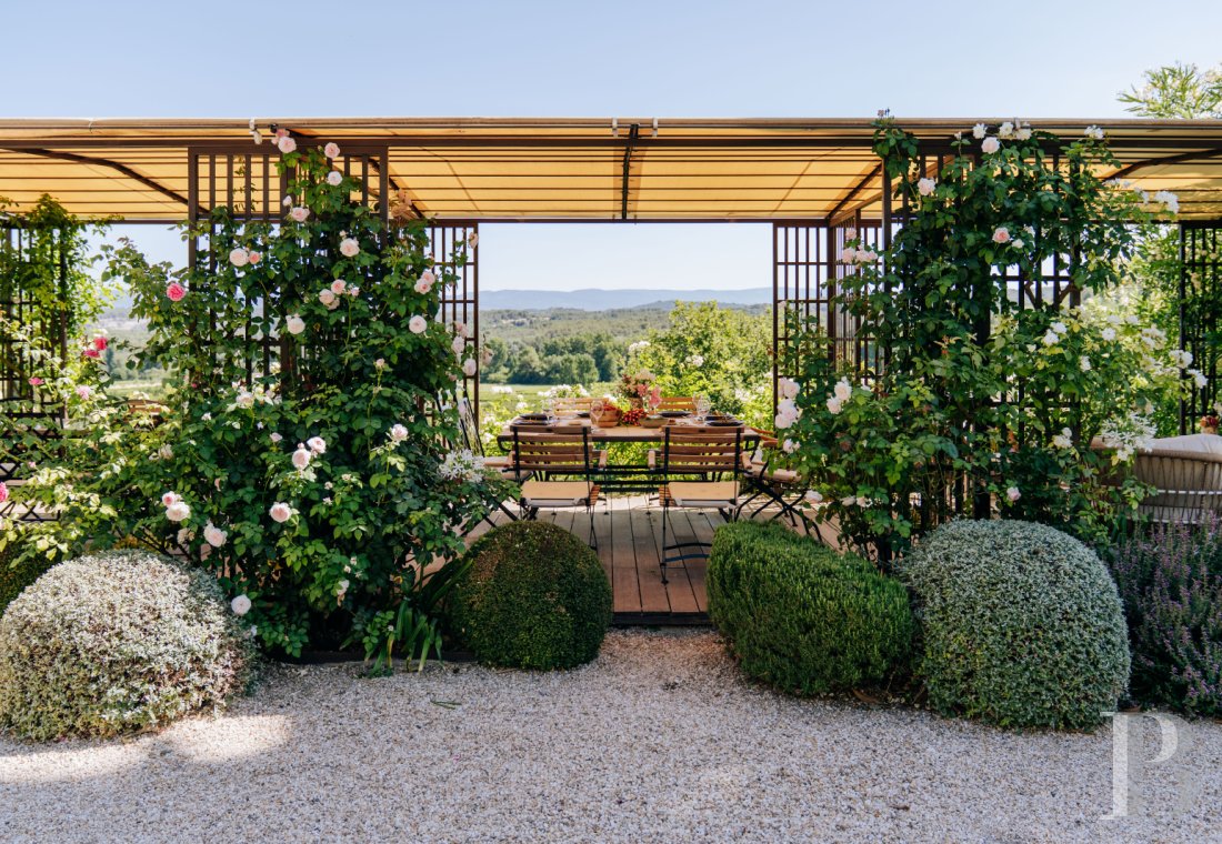 A former 18th-century silkworm farm overlooking the Luberon as far as Mount Ventoux, in Ménerbes, in the Vaucluse department - photo  n°6