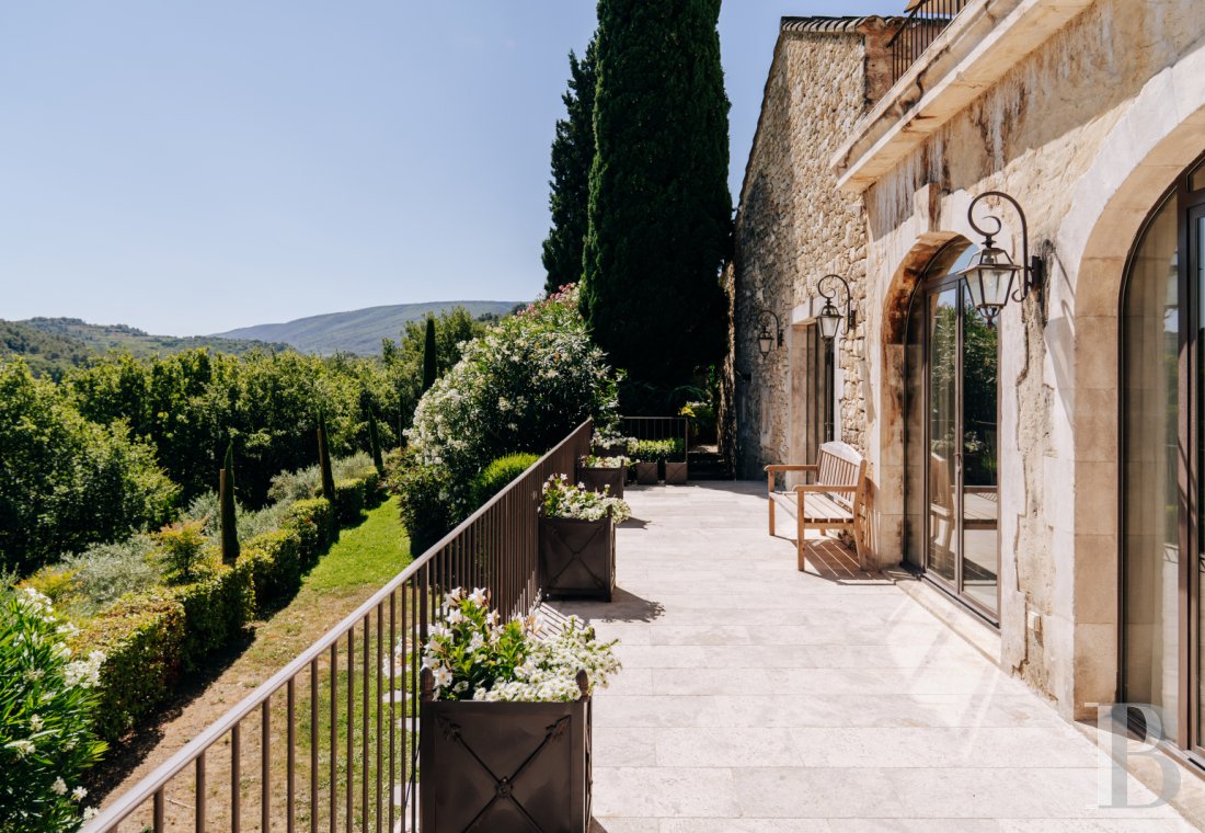 A former 18th-century silkworm farm overlooking the Luberon as far as Mount Ventoux, in Ménerbes, in the Vaucluse department - photo  n°40