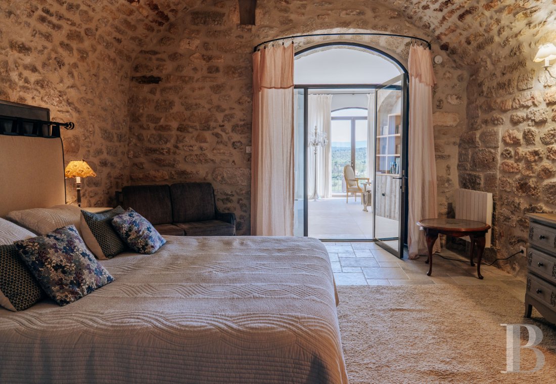 A former 18th-century silkworm farm overlooking the Luberon as far as Mount Ventoux, in Ménerbes, in the Vaucluse department - photo  n°34