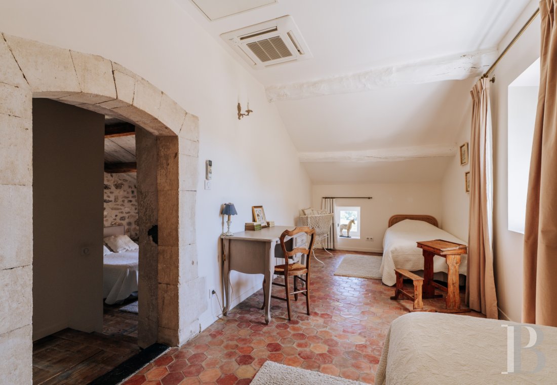 A former 18th-century silkworm farm overlooking the Luberon as far as Mount Ventoux, in Ménerbes, in the Vaucluse department - photo  n°25