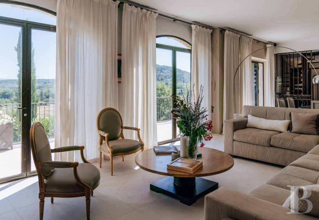 A former 18th-century silkworm farm overlooking the Luberon as far as Mount Ventoux, in Ménerbes, in the Vaucluse department - photo  n°9