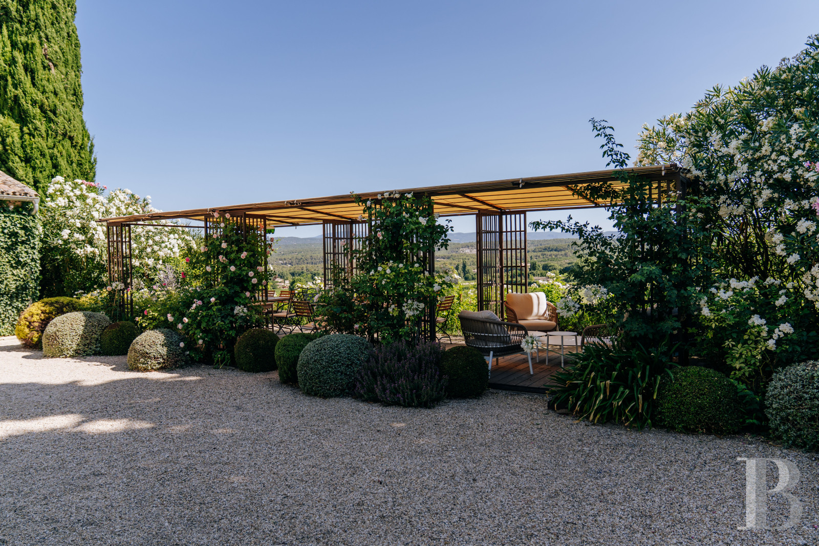 A former 18th-century silkworm farm overlooking the Luberon as far as Mount Ventoux, in Ménerbes, in the Vaucluse department - photo  n°3