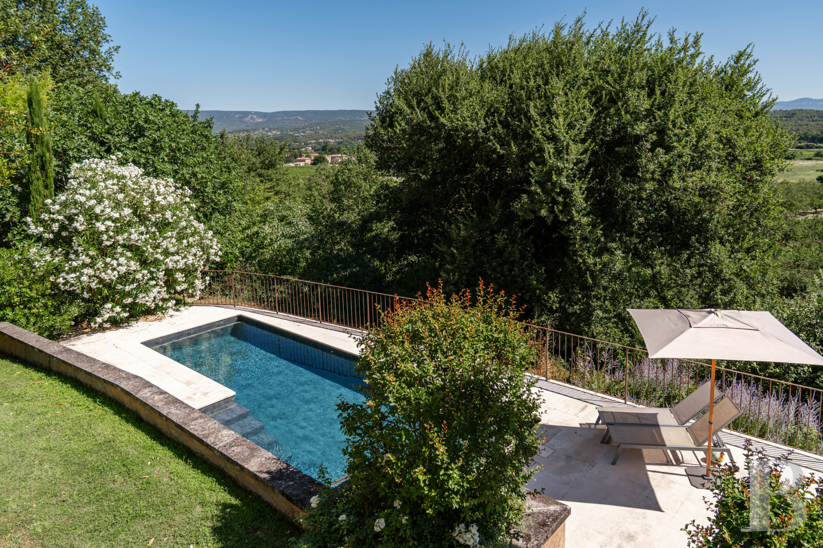 A former 18th-century silkworm farm overlooking the Luberon as far as Mount Ventoux, in Ménerbes, in the Vaucluse department - photo  n°39