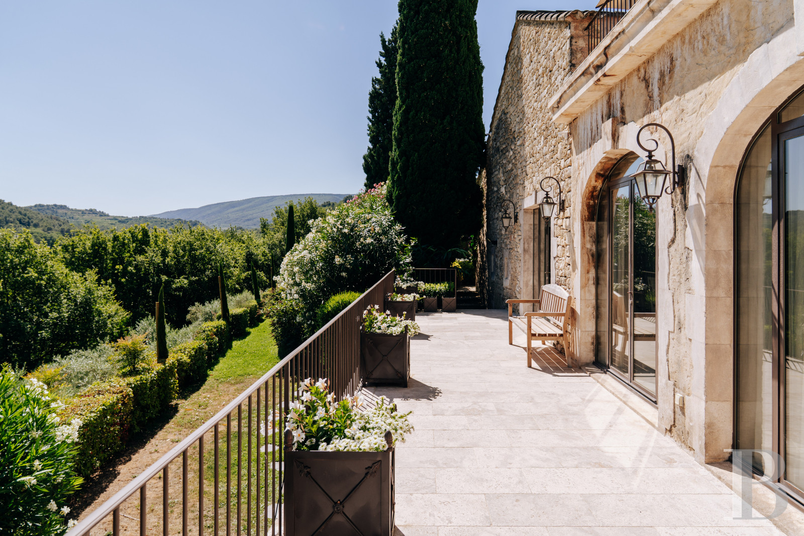 A former 18th-century silkworm farm overlooking the Luberon as far as Mount Ventoux, in Ménerbes, in the Vaucluse department - photo  n°40