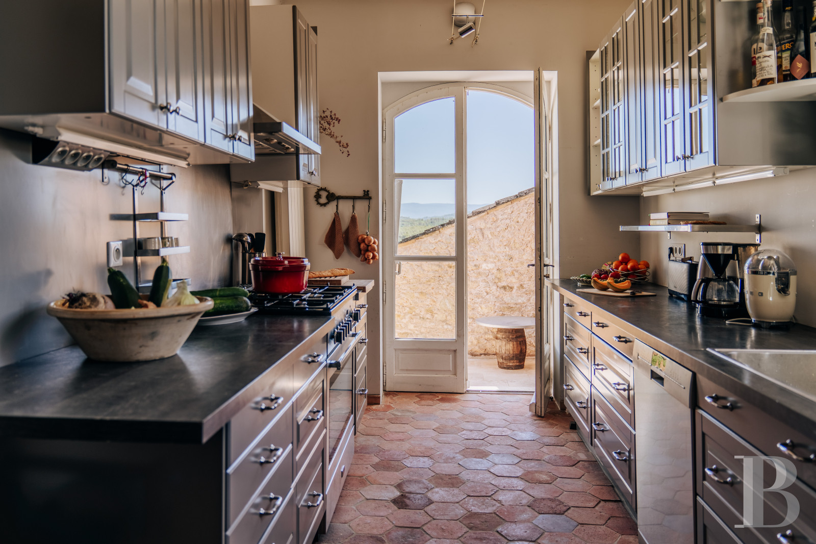 A former 18th-century silkworm farm overlooking the Luberon as far as Mount Ventoux, in Ménerbes, in the Vaucluse department - photo  n°13