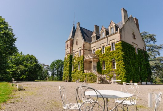 bourgogne - À 2 h 30 de Paris, dans la campagne nivernaise, un authentique manoir entouré d'un parc de quelque 3 ha