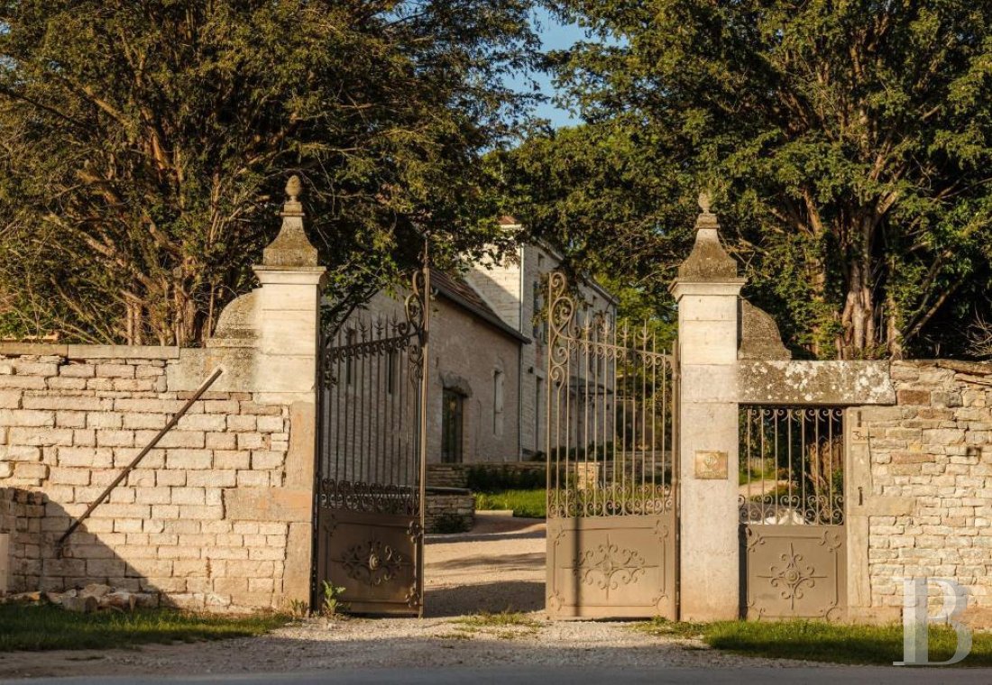 En Saône-et-Loire, dans le village de Lancharre, deux maisons du 17e siècle dans un domaine dédié à la villégiature - photo  n°3