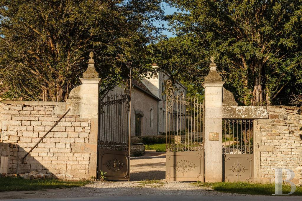 En Saône-et-Loire, dans le village de Lancharre, deux maisons du 17e siècle dans un domaine dédié à la villégiature - photo  n°3