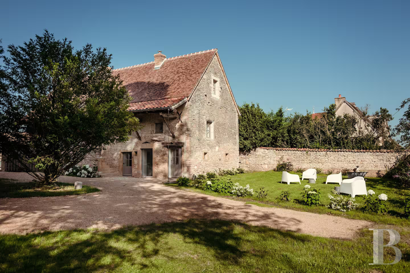 En Saône-et-Loire, dans le village de Lancharre, deux maisons du 17e siècle dans un domaine dédié à la villégiature - photo  n°5