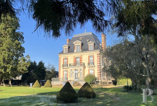 pays-de-loire - Dans un village animé proche de Sablé-sur-Sarthe, un château du 19e s. et son parc clos de 3 ha