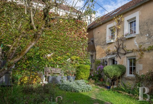 burgundy - An authentic country house with a lush garden boasting a variety of  plants and trees, 2 hours from Paris, in Burgundy, in the Yonne area