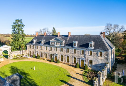 pays-de-loire - Proche de Sablé, entre Sarthe, Mayenne et Maine-et-Loire,
 un château MH des 16e et 17e s., ses dépendances et installations équestres sur 18 ha 