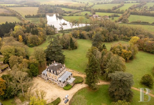 bourgogne - Au Pays de Colette, un ancien château de plaisance Second Empire entouré d'un domaine de 40 ha dont 27 ha de bois et un vaste étang