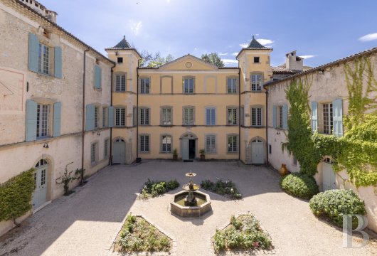rhones-alpes - Dans la Drôme dioise, un château médiéval richement agrandi aux 16e et 17e s.
 et inscrit MH, avec ses communs, sa glacière, son étang et son parc de 7 ha