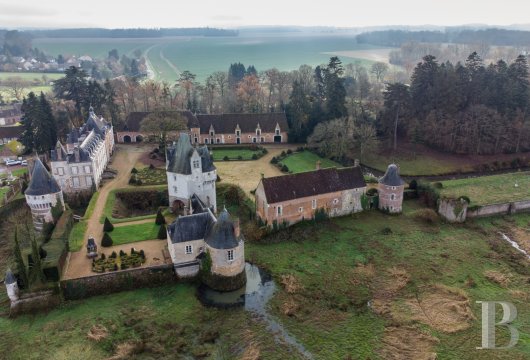centre-val-de-loire - Dans le Perche, un château séculaire, son donjon du 15e s., ses vastes dépendances et son parc romantique de 42 ha traversé par un cours d'eau