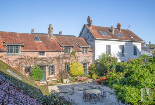 picardie - À 1 h de Paris, dans le département de l’Oise, au cœur du pays de Thelle, une propriété composite du 19e s. alliant maison bourgeoise, corps de ferme et atelier d'artiste dans un jardin romantique
