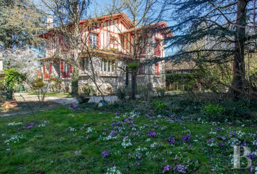 paris - A Basque-style villa In the Val-d’Oise area, near to Enghien-les-Bains, with a swimming pool, separate outbuildings and a more than 3,000-m² garden